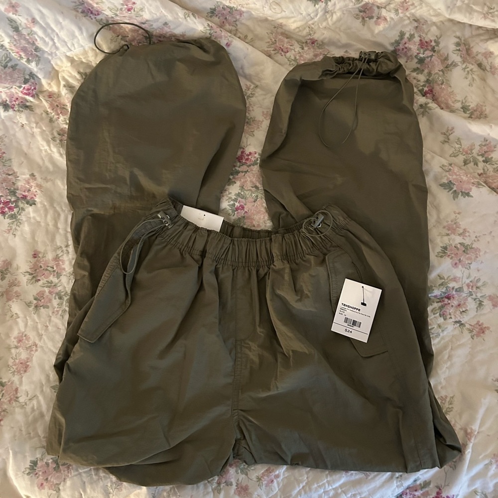 Green parachute cargos